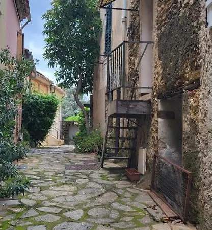 Centre Village Medieval Bormes-les-mimosas, 1 Chambre, 3 Personnes * Bormes-les-Mimosas